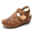 Primer plano de sandalias de cuña marrones para mujer con diseño calado y velcro - Marrón Oscuro