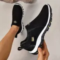 Sneaker casual da uomo nere senza lacci con tomaia in scamosciato e suola bianca - Nero