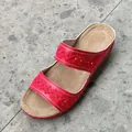 Détail de sandales compensées brodées rouges avec une assise plantaire beige très confortable - 35 / Rouge