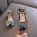 Glitzernde schwarze Mädchen Prinzessin Schuhe mit Perlenriemen und großem Strassbogen - Schwarz