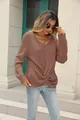 Femme portant un élégant pull en tricot marron à col en V avec détail torsadé à l'extérieur - Kaki