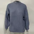 Détail d'un pull en maille côtelée gris-bleu à col rond pour la mode féminine d'hiver - S / Hauts / Bleu