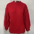 Vue détaillée de la texture en maille côtelée rouge d'un pull à col rond - S / Hauts / Rouge