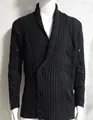 Detailansicht der schwarzen Herren-Strickjacke mit Schalkragen und Knöpfen - M / Oberteile / Schwarz