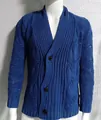 Detailaufnahme einer blauen Herrenstrickjacke mit Zopfmuster und Knopfverschluss - M / Oberteile / Marineblau