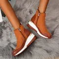 Modische braune Keilstiefeletten aus Wildleder mit Reißverschluss und Kroko-Optik - 35 / Braun