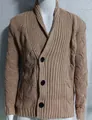 Klassische camelfarbene Herren-Strickjacke mit Zopfmuster, drei Knöpfen und Schalkragen - Khaki