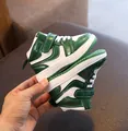 Baskets montantes stylées vert et blanc pour enfants avec bandes velcro tenues à la main. - Taille 21 (13.5cm) / Vert