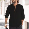 Λεπτομέρεια μαύρου λινού ανδρικού πουκάμισου με όρθιο γιακά και κουμπιά μπροστά. - Μαύρο