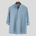 Detail van lichtblauw katoenen herenshirt met opstaande kraag en gestructureerde stof - S / Tops / Lichtblauw