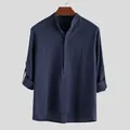 Detail van een marineblauw herenshirt van katoen met een opstaande kraag en textuurstof. - S / Tops / Marineblauw