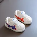 Weiße Kleinkinder-Lauflernschuhe mit weicher Sohle und rot-blauen Sportstreifen für Kinder - Blau