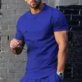 Primo piano di una t-shirt casual blu da uomo con girocollo in un contesto urbano - Blu zaffiro