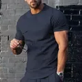 Vista dettagliata di una maglietta da uomo blu navy a girocollo con vestibilità atletica - Blu navy
