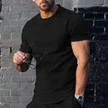 Dettaglio della t-shirt nera da uomo con girocollo e maniche corte all'aperto - Nero