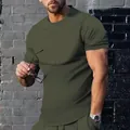 Dettaglio di una t-shirt da uomo verde militare che mostra vestibilità e tessuto - Verde militare