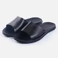 Κλασικές μαύρες παντόφλες από δέρμα PU για ζευγάρια με αντιολισθητική σόλα και αεριζόμενο σχέδιο - Ολόμαυρο