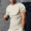 Primo piano di una t-shirt beige da uomo a maniche corte in stile outdoor - Albicocca