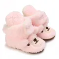 Detailaufnahme von süßen rosa flauschigen Babyschuhen mit Bärengesicht-Stickerei - 11cm / Rosa