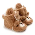 Detailaufnahme von braunen flauschigen Babyschuhen mit süßem Bärengesicht und warmem Plüschfutter - 11cm / Dunkelbraun