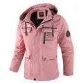 Detailweergave van een roze herenjack met capuchon, tekstprint en functionele zakken - 5XL(95-105KG) / Tops / Klassiek Roze (2889)