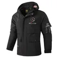 Vista frontale dettagliata di una giacca parka casual nera da uomo con cappuccio - Taglia M / Parte Superiore (2899) / Nero