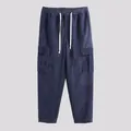Dettaglio dei pantaloni cargo in velluto a coste blu con coulisse in vita e gamba dritta - Blu Notte