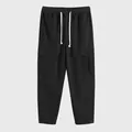 Dettaglio dei pantaloni cargo neri in velluto a coste con coulisse e tasche laterali - Nero