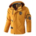 Professioneel vooraanzicht van een gele heren vrijetijdsjas met capuchon en diverse badges - 5XL(95-105KG) / Tops / Nieuw Model Geel (8899)