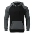 Vista dettagliata della felpa con cappuccio raglan da uomo in pile nero e grigio. - Taglia S / Grigio/Nero