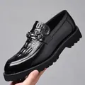 Mocasines de cuero genuino negro para hombre con textura de cocodrilo y hebilla metálica. - 38 / Sin Cordones / Negro