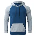 Vista dettagliata del davanti della felpa con cappuccio bicolore blu e grigio uomo - Taglia S / Grigio Blu Patchwork