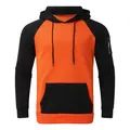 Dettaglio della felpa con cappuccio in pile bicolore arancione e nero da uomo con zip sulla manica - Taglia S / Nero Con Bordo Arancione