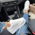 Elegante weiße Plateau-Sneaker für Damen mit dicken, erhöhten Sohlen im Alltagslook - Weiß