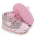Dettaglio di scarpe neonato con pois rosa e cuore, suola morbida per bimbi 0-1 anni - 11cm / Rosa