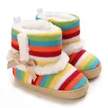 Detailansicht der gestrickten Regenbogen-Babystiefel mit weißem Kunstpelz und Schleife. - Sohlenlänge 11CM / Regenbogen