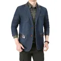 Blazer en jean décontracté coupe ajustée pour hommes avec détails patchwork en cuir marron - Bleu foncé