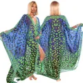 Ganzkörperansicht von blau-grünem Chiffon-Kaftan mit Leopardenmuster und V-Ausschnitt - Oberteile / Blaugrünes Leopardenmuster