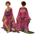 Gedetailleerd voor- en achteraanzicht van een kleurrijke chiffon kaftan met bloemenprint - Tops / Magenta Grote Bloemen