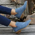Detaillierte Seitenansicht blauer Wildleder-Stiefeletten mit Blockabsatz und spitzer Kappe - Blau