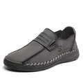 Donkergrijze handgemaakte herenloafers van generfd leer met slip-on ontwerp en contraststiksel - Grijs