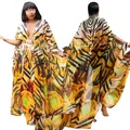 Detailoverzicht van de lange chiffon cardigan met abstracte oranje en zwarte geometrische print. - Tops / Gele tijgerstrepen