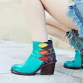 Gedetailleerd zijaanzicht van turquoise leren enkellaarsjes met etnisch borduursel. - 36 / Meerblauw