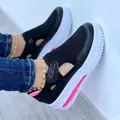 Nahaufnahme von Damen-Fly-Knit-Plateauschuhen mit Klettverschluss und Hohlmuster - Schwarz