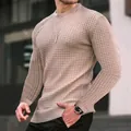 Dettaglio del maglione beige da uomo in maglia a nido d'ape con piccoli quadri - Cachi