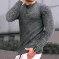 Dettaglio di un maglione da uomo in maglia grigia a scacchi con collo rotondo alla moda - Grigio scuro