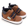 Vista detallada de zapatos de lona marrón para bebés con suela blanda y etiqueta Baby Boy. - Longitud Interior 11cm / Marrón Oscuro