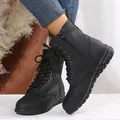 Détail de bottines Martin noires à lacets avec semelle plateforme et fermeture éclair. - 35 / Noir