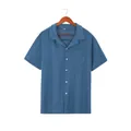 Primo piano di una camicia blu da uomo a maniche corte in maglia a nido d'ape con bottoni - Taglia S / Top / Aqua