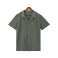 Dettaglio di una camicia verde da uomo in maglia a nido d'ape a maniche corte con colletto - Taglia S / Top / Verde militare
